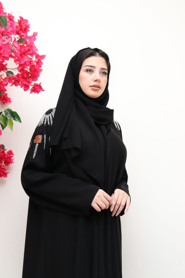 ⁦عبايه اسود بشك اسود وابيض من اكتاف⁩ - الصورة ⁦5⁩