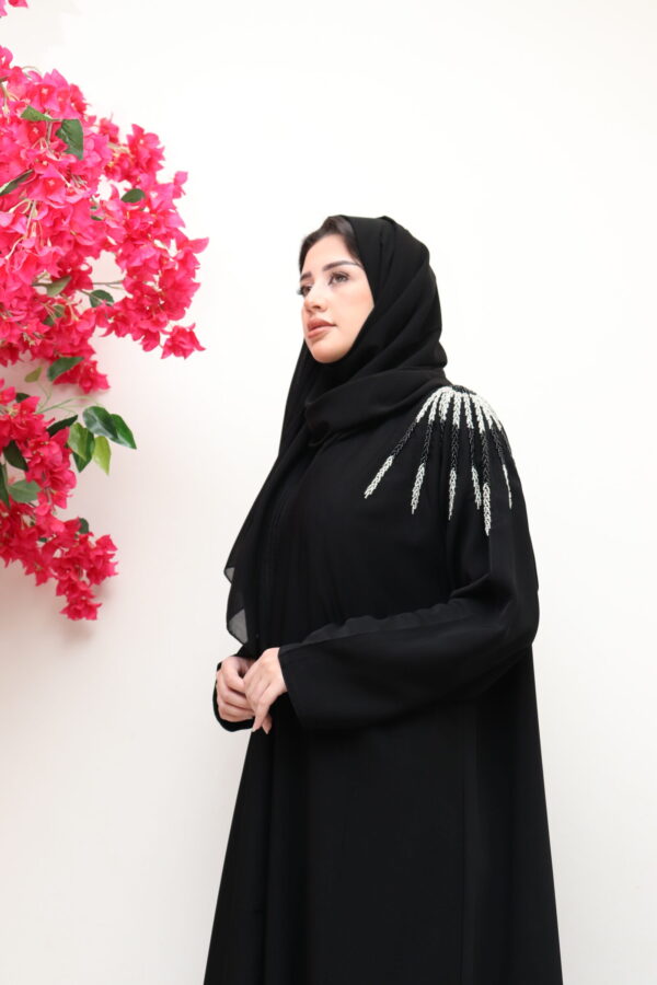 ⁦عبايه اسود بشك اسود وابيض من اكتاف⁩ - الصورة ⁦6⁩