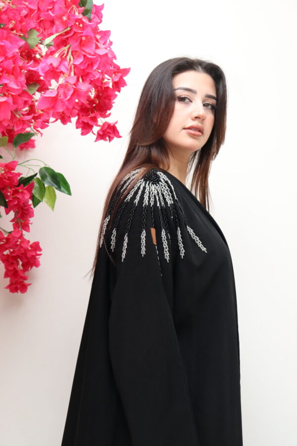 ⁦عبايه اسود بشك اسود وابيض من اكتاف⁩ - الصورة ⁦8⁩