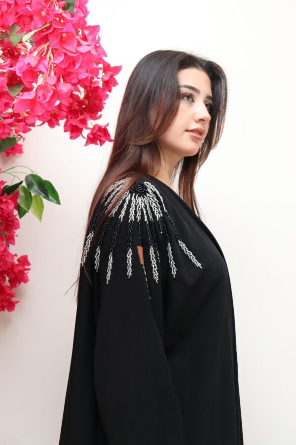 ⁦عبايه اسود بشك اسود وابيض من اكتاف⁩ - الصورة ⁦9⁩