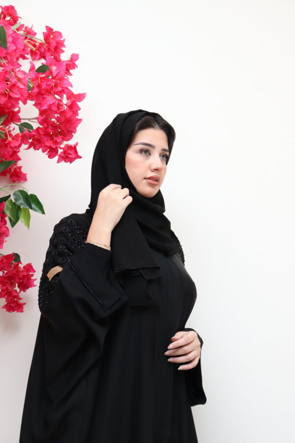 ⁦عباية بشت بتطريز اسود بشك على اكتاف⁩ - الصورة ⁦6⁩