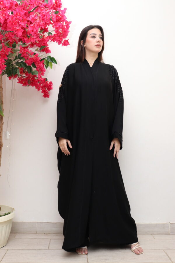 ⁦عباية بشت بتطريز اسود بشك على اكتاف⁩ - الصورة ⁦5⁩