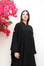 ⁦عباية بشت بتطريز اسود بشك على اكتاف⁩ - الصورة ⁦2⁩