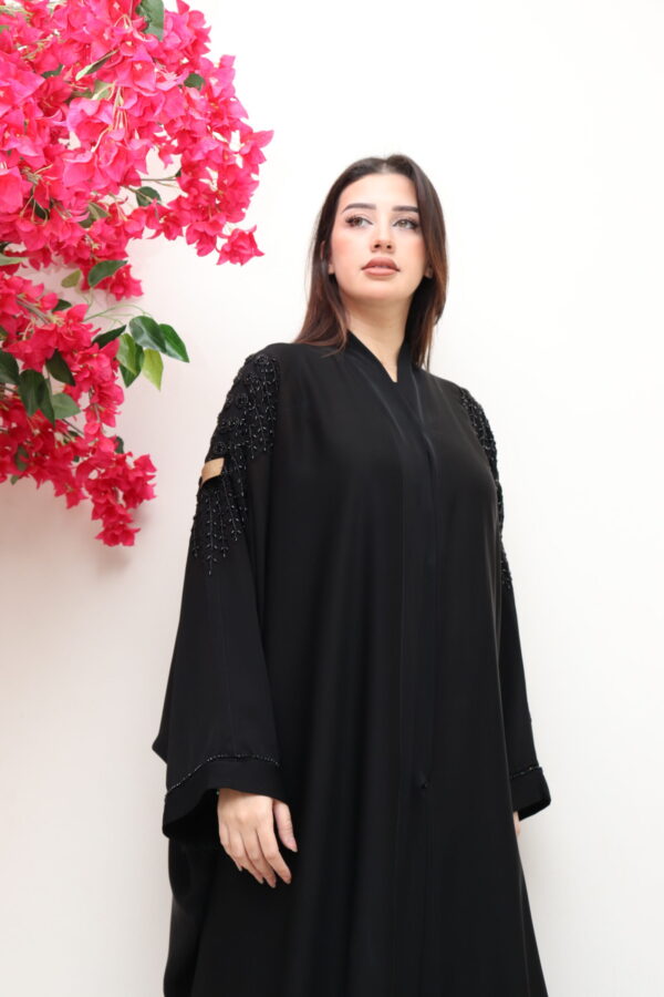 ⁦عباية بشت بتطريز اسود بشك على اكتاف⁩ - الصورة ⁦2⁩