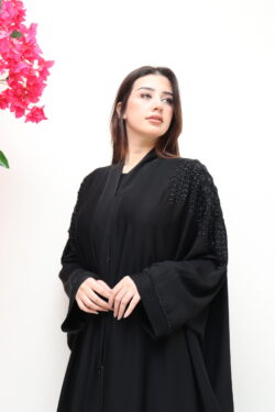 عباية بشت بتطريز اسود بشك على اكتاف