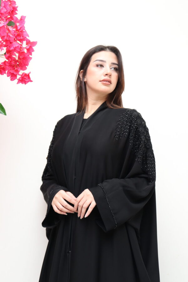⁦عباية بشت بتطريز اسود بشك على اكتاف⁩ - الصورة ⁦9⁩