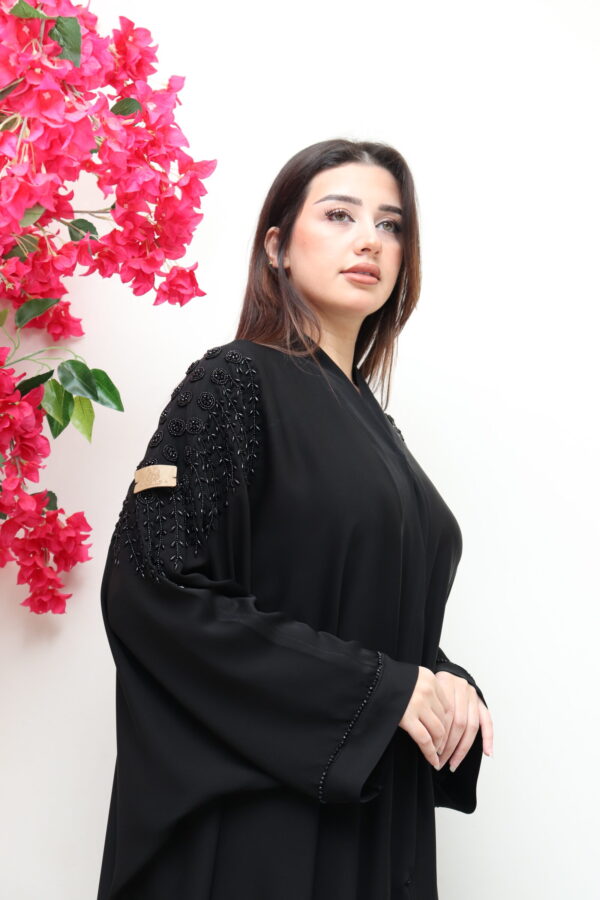 ⁦عباية بشت بتطريز اسود بشك على اكتاف⁩ - الصورة ⁦8⁩