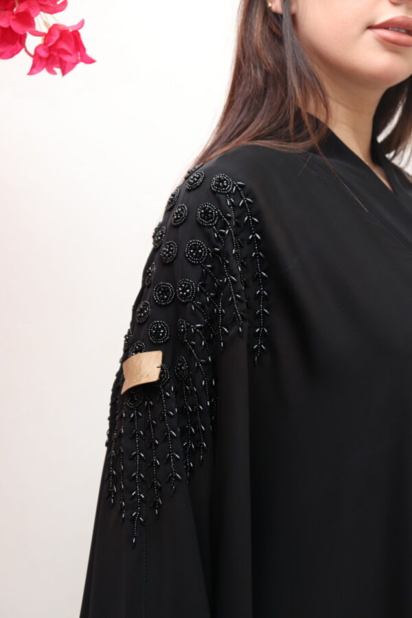 ⁦عباية بشت بتطريز اسود بشك على اكتاف⁩ - الصورة ⁦3⁩