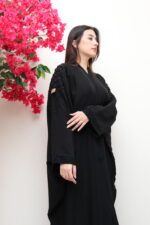 ⁦عباية بشت بتطريز اسود بشك على اكتاف⁩ - الصورة ⁦7⁩