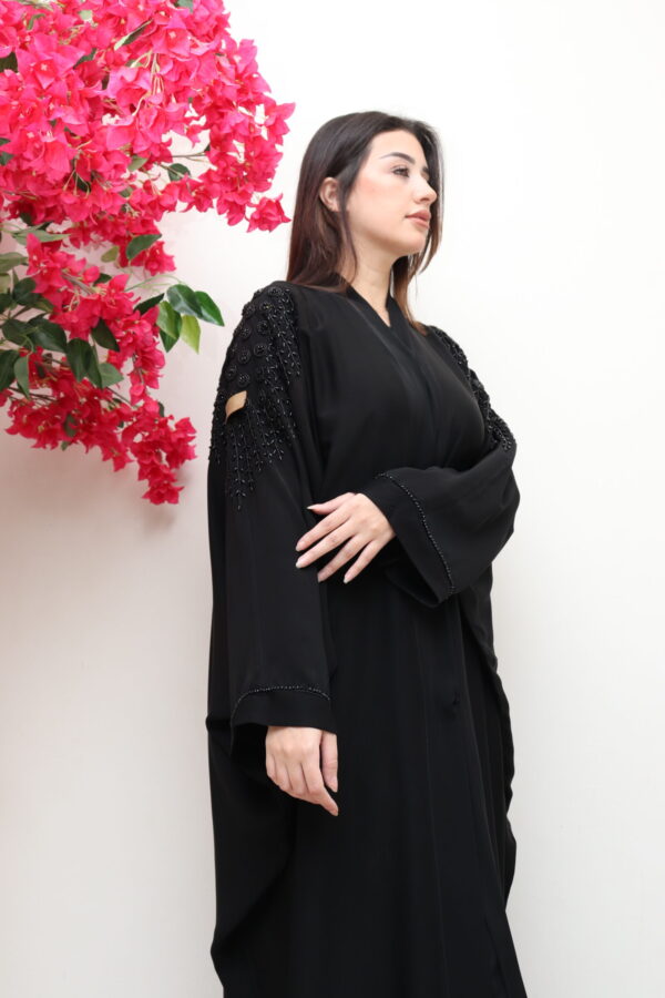 ⁦عباية بشت بتطريز اسود بشك على اكتاف⁩ - الصورة ⁦7⁩