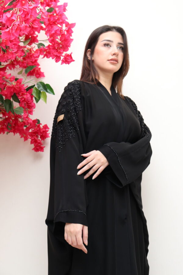 ⁦عباية بشت بتطريز اسود بشك على اكتاف⁩ - الصورة ⁦10⁩