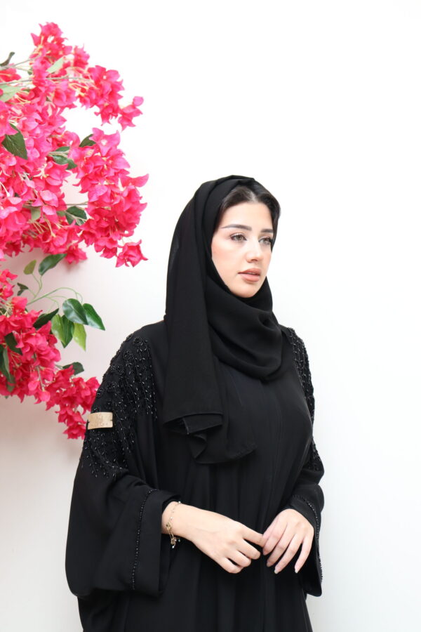 ⁦عباية بشت بتطريز اسود بشك على اكتاف⁩ - الصورة ⁦4⁩