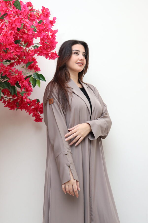 ⁦عباية بيج لياقه كسرات من الخلف⁩ - الصورة ⁦4⁩