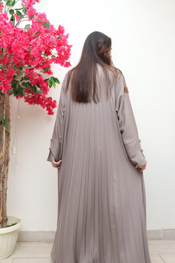 ⁦عباية بيج لياقه كسرات من الخلف⁩ - الصورة ⁦8⁩