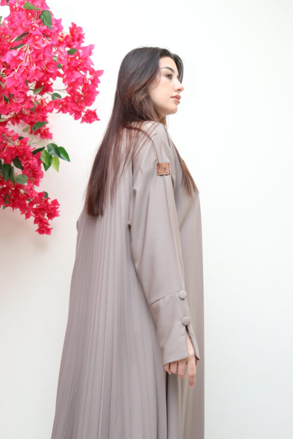 ⁦عباية بيج لياقه كسرات من الخلف⁩ - الصورة ⁦9⁩