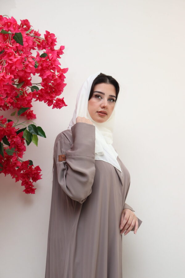 ⁦عباية بيج لياقه كسرات من الخلف⁩ - الصورة ⁦2⁩