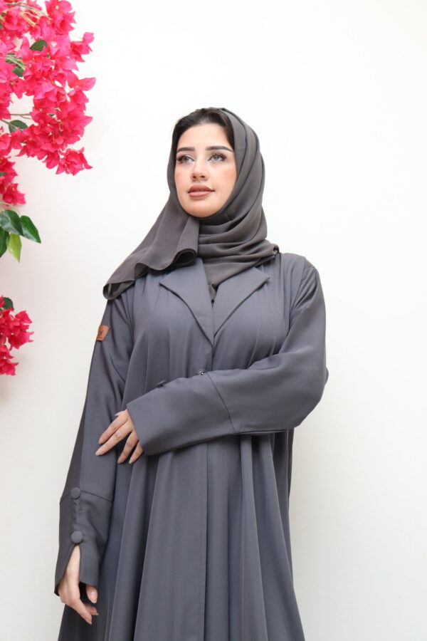 ⁦عباية رمادي بليزر كسرات من الخلف⁩ - الصورة ⁦2⁩