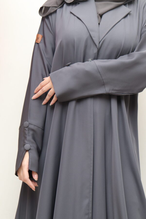 ⁦عباية رمادي بليزر كسرات من الخلف⁩ - الصورة ⁦9⁩