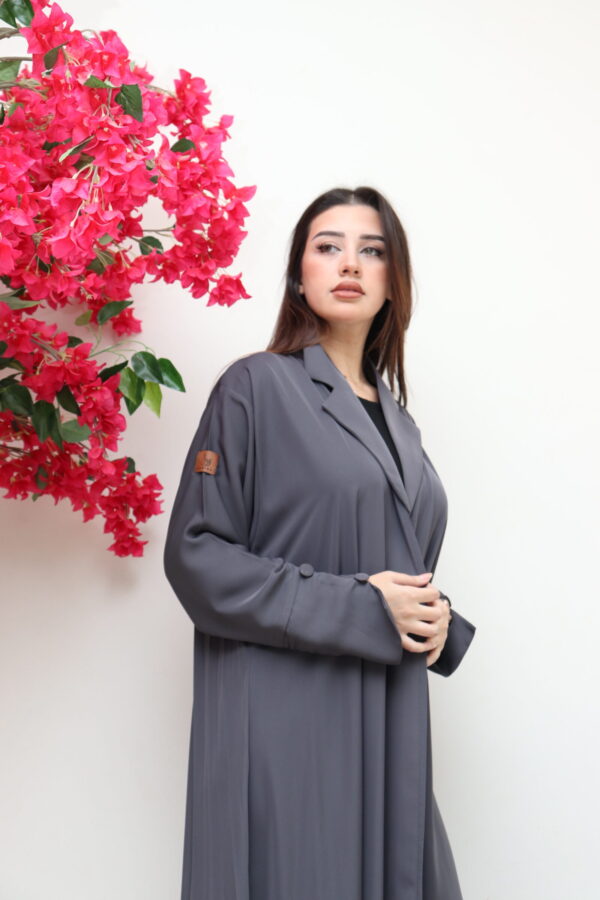 ⁦عباية رمادي بليزر كسرات من الخلف⁩ - الصورة ⁦6⁩