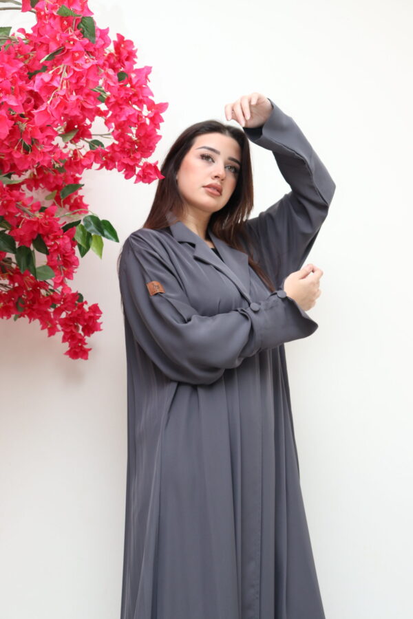 ⁦عباية رمادي بليزر كسرات من الخلف⁩ - الصورة ⁦8⁩