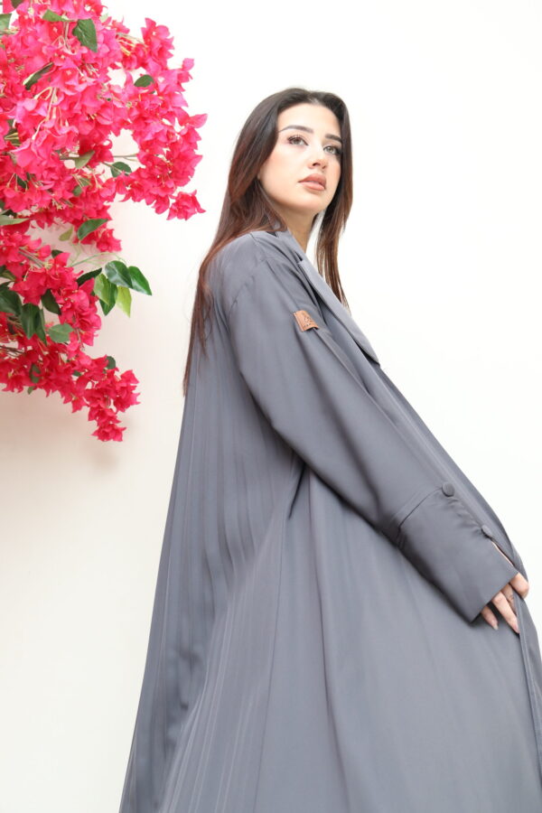 ⁦عباية رمادي بليزر كسرات من الخلف⁩ - الصورة ⁦4⁩