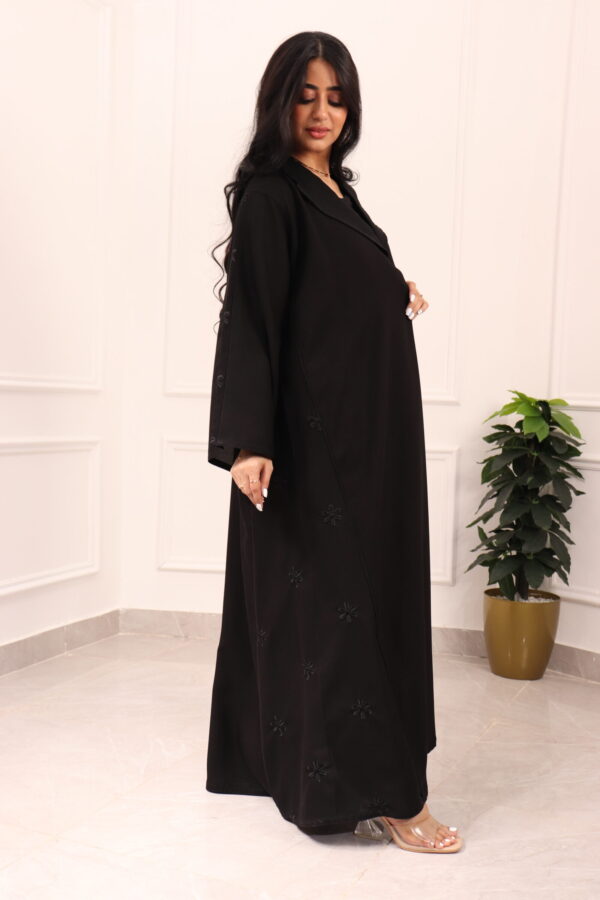 ⁦عباية بليزر رسمية بتطريز ورود منثرة⁩ - الصورة ⁦2⁩