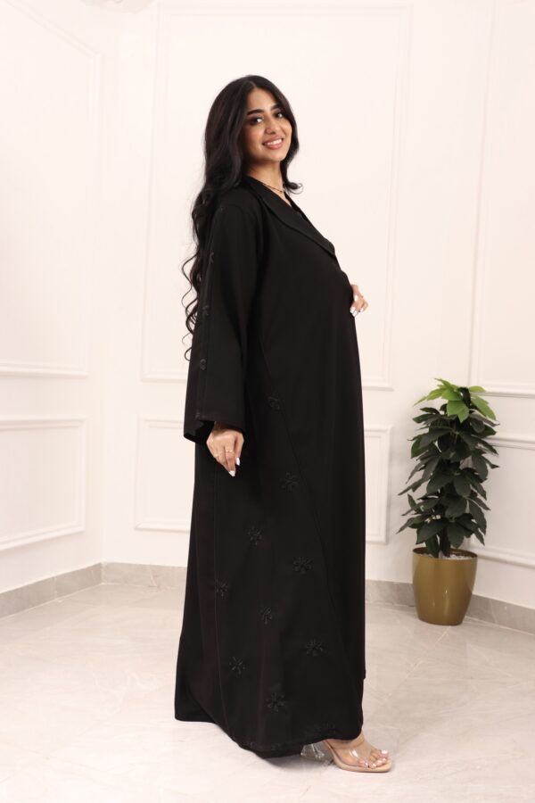 ⁦عباية بليزر رسمية بتطريز ورود منثرة⁩ - الصورة ⁦3⁩