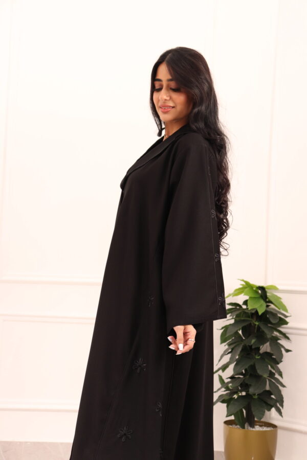 ⁦عباية بليزر رسمية بتطريز ورود منثرة⁩ - الصورة ⁦4⁩