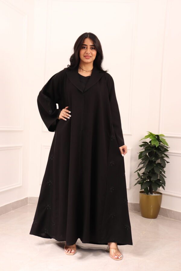 ⁦عباية بليزر رسمية بتطريز ورود منثرة⁩ - الصورة ⁦5⁩