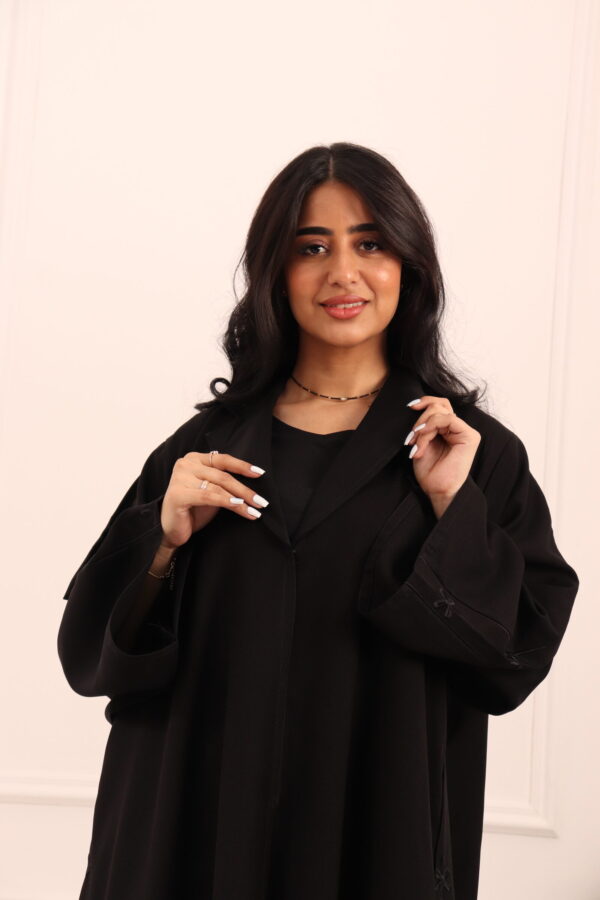 ⁦عباية بليزر رسمية بتطريز ورود منثرة⁩ - الصورة ⁦6⁩