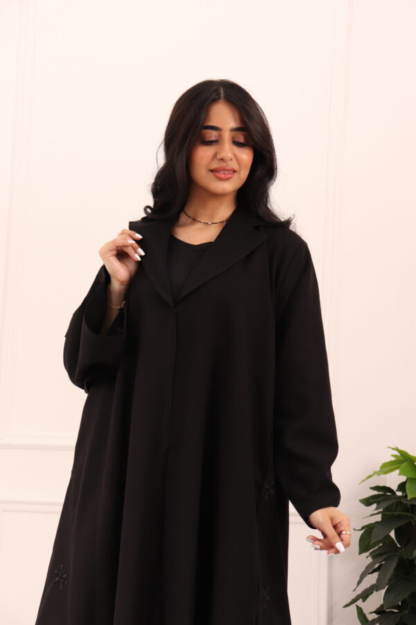 ⁦عباية بليزر رسمية بتطريز ورود منثرة⁩ - الصورة ⁦7⁩