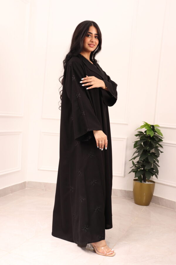 ⁦عباية بليزر رسمية بتطريز ورود منثرة⁩ - الصورة ⁦8⁩