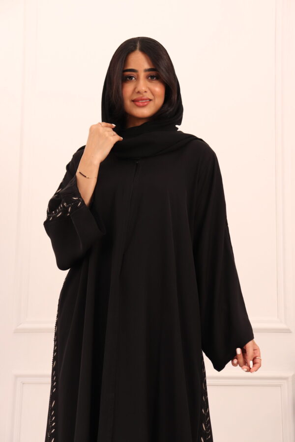 ⁦عبايه كلوش بتطريز شريط شك من اجناب و خلف⁩ - الصورة ⁦3⁩