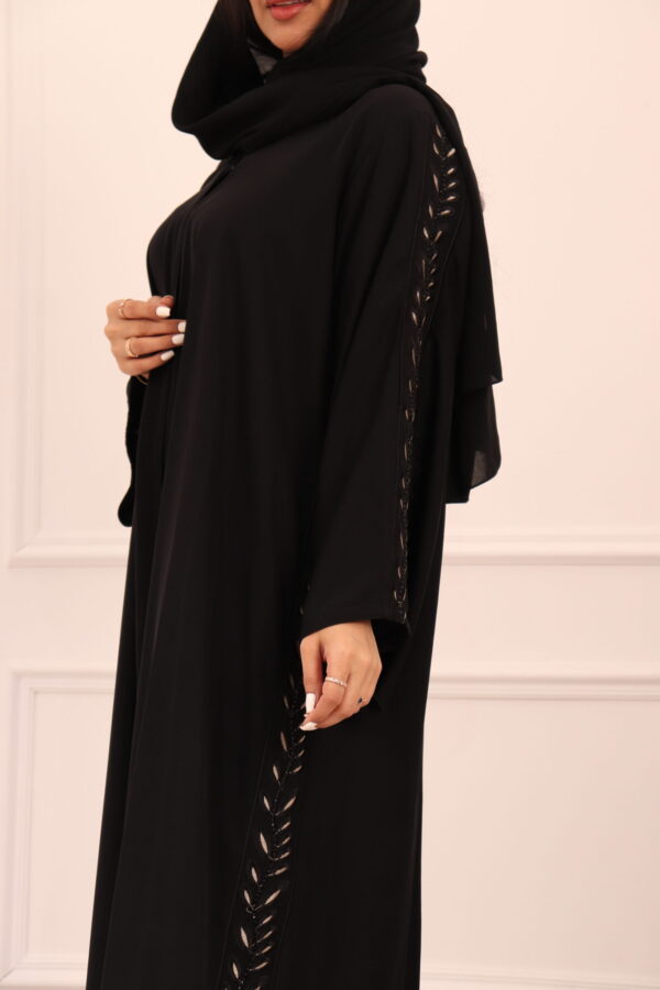 ⁦عبايه كلوش بتطريز شريط شك من اجناب و خلف⁩ - الصورة ⁦12⁩