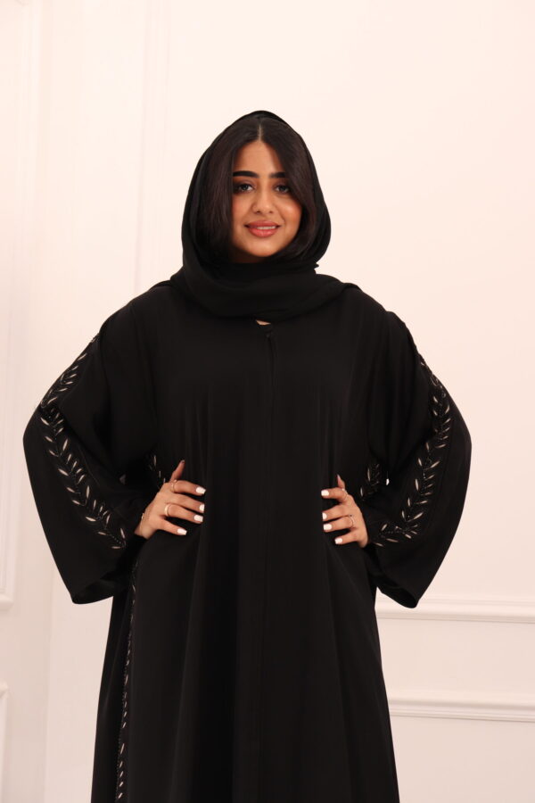 ⁦عبايه كلوش بتطريز شريط شك من اجناب و خلف⁩ - الصورة ⁦14⁩