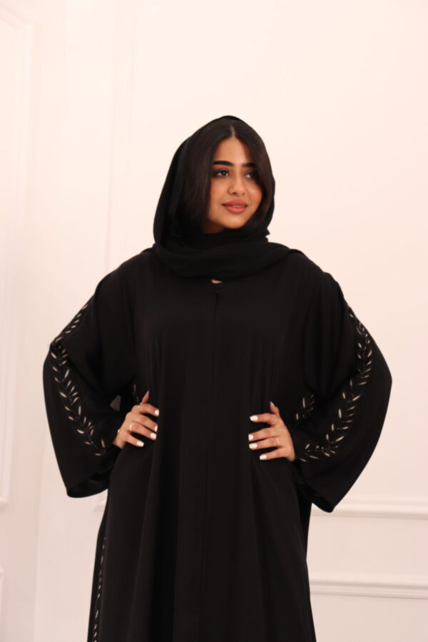 ⁦عبايه كلوش بتطريز شريط شك من اجناب و خلف⁩ - الصورة ⁦15⁩