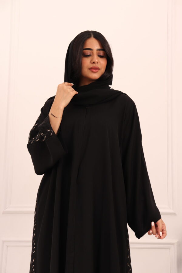 ⁦عبايه كلوش بتطريز شريط شك من اجناب و خلف⁩ - الصورة ⁦2⁩