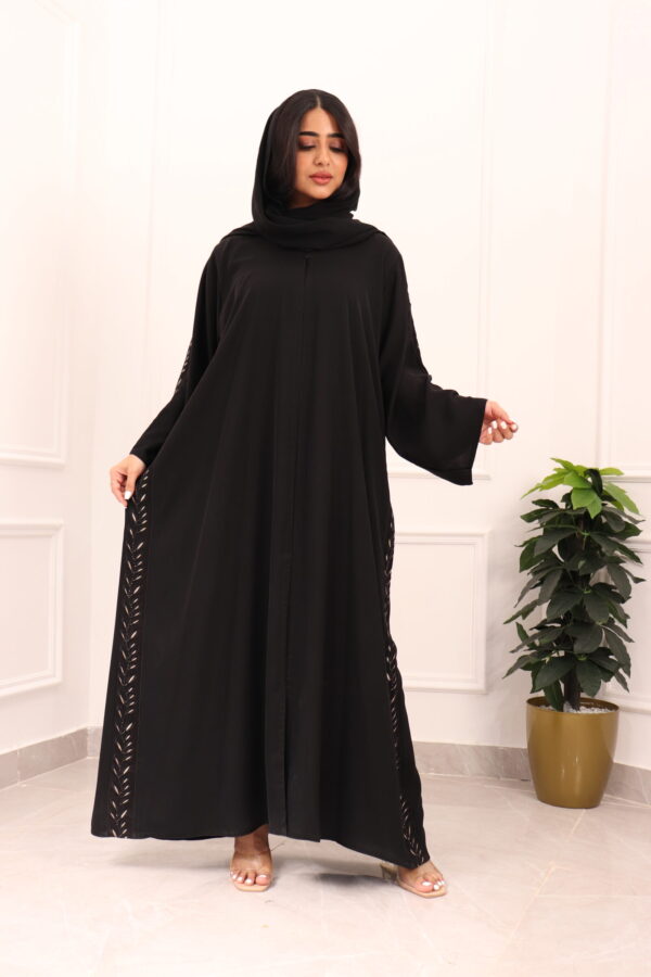 ⁦عبايه كلوش بتطريز شريط شك من اجناب و خلف⁩ - الصورة ⁦4⁩