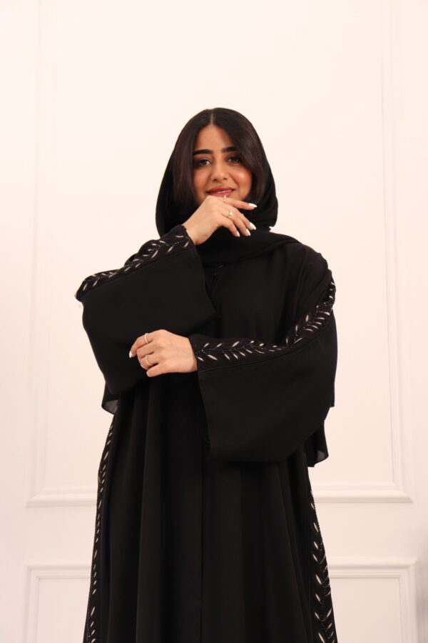 ⁦عبايه كلوش بتطريز شريط شك من اجناب و خلف⁩ - الصورة ⁦5⁩