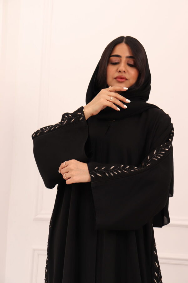 ⁦عبايه كلوش بتطريز شريط شك من اجناب و خلف⁩ - الصورة ⁦6⁩