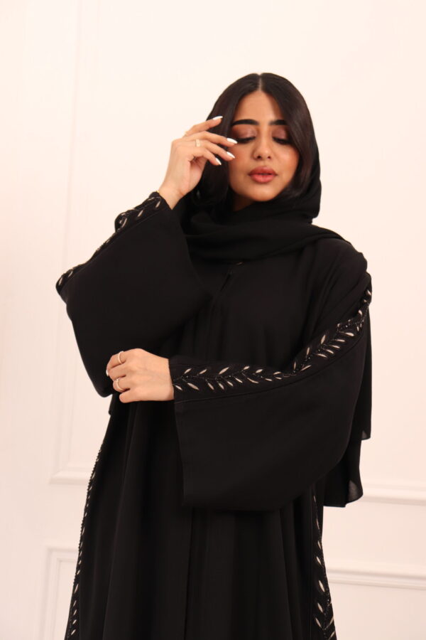 ⁦عبايه كلوش بتطريز شريط شك من اجناب و خلف⁩ - الصورة ⁦7⁩