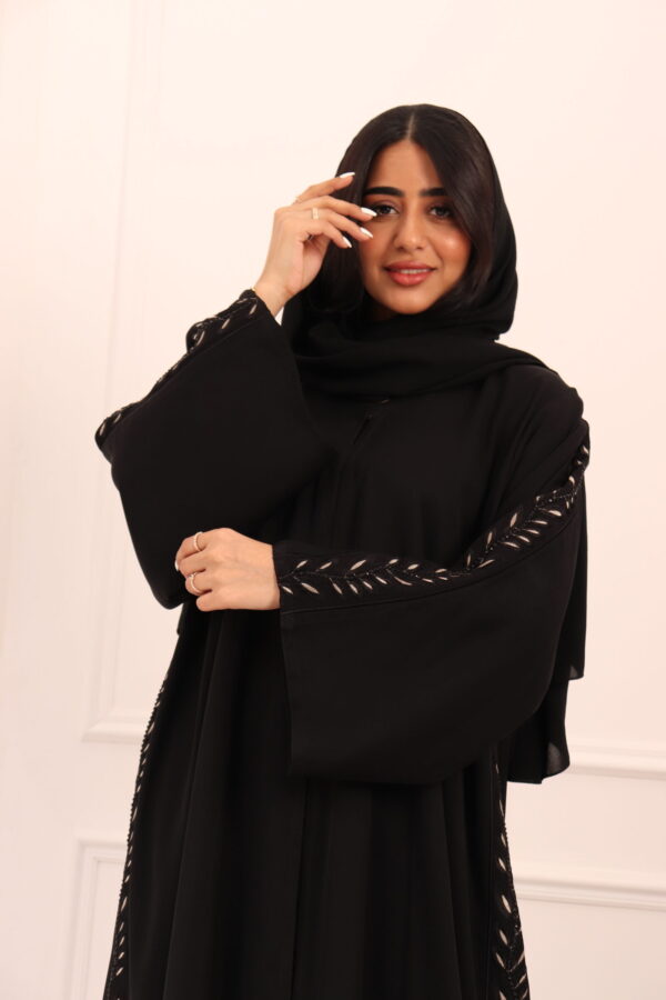 ⁦عبايه كلوش بتطريز شريط شك من اجناب و خلف⁩ - الصورة ⁦8⁩