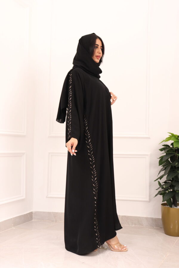 ⁦عبايه كلوش بتطريز شريط شك من اجناب و خلف⁩ - الصورة ⁦9⁩