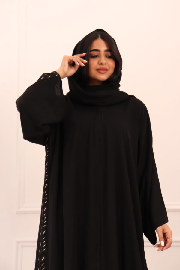 ⁦عبايه كلوش بتطريز شريط شك من اجناب و خلف⁩ - الصورة ⁦10⁩