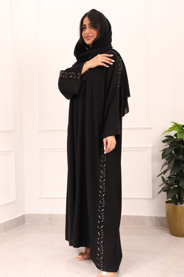 ⁦عبايه كلوش بتطريز شريط شك من اجناب و خلف⁩ - الصورة ⁦11⁩