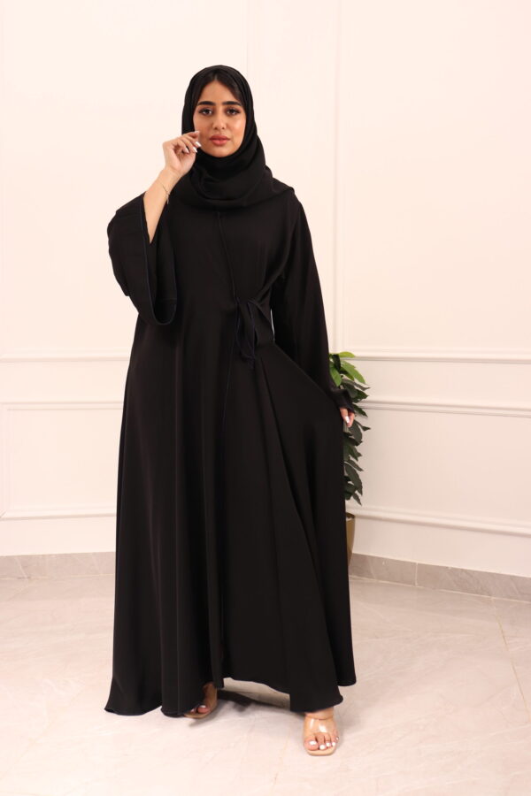 ⁦عبايه كلوش لف محدده بفصوص اسود من اكتاف⁩ - الصورة ⁦2⁩