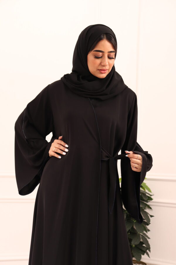 ⁦عبايه كلوش لف محدده بفصوص اسود من اكتاف⁩ - الصورة ⁦3⁩