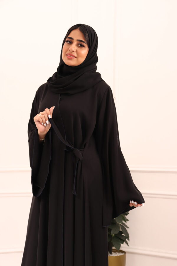 ⁦عبايه كلوش لف محدده بفصوص اسود من اكتاف⁩ - الصورة ⁦4⁩