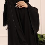 عبايه كلوش لف محدده بفصوص اسود من اكتاف