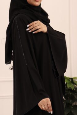 عبايه كلوش لف محدده بفصوص اسود من اكتاف